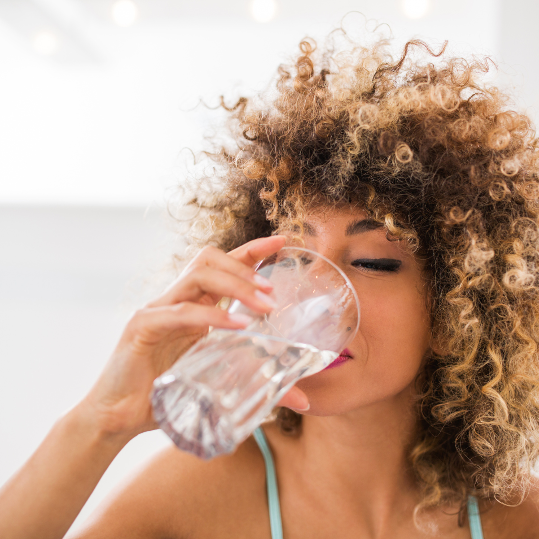 ¿Qué puedo hacer para dejar de retener líquidos y desinflamar el abdomen de manera natural?